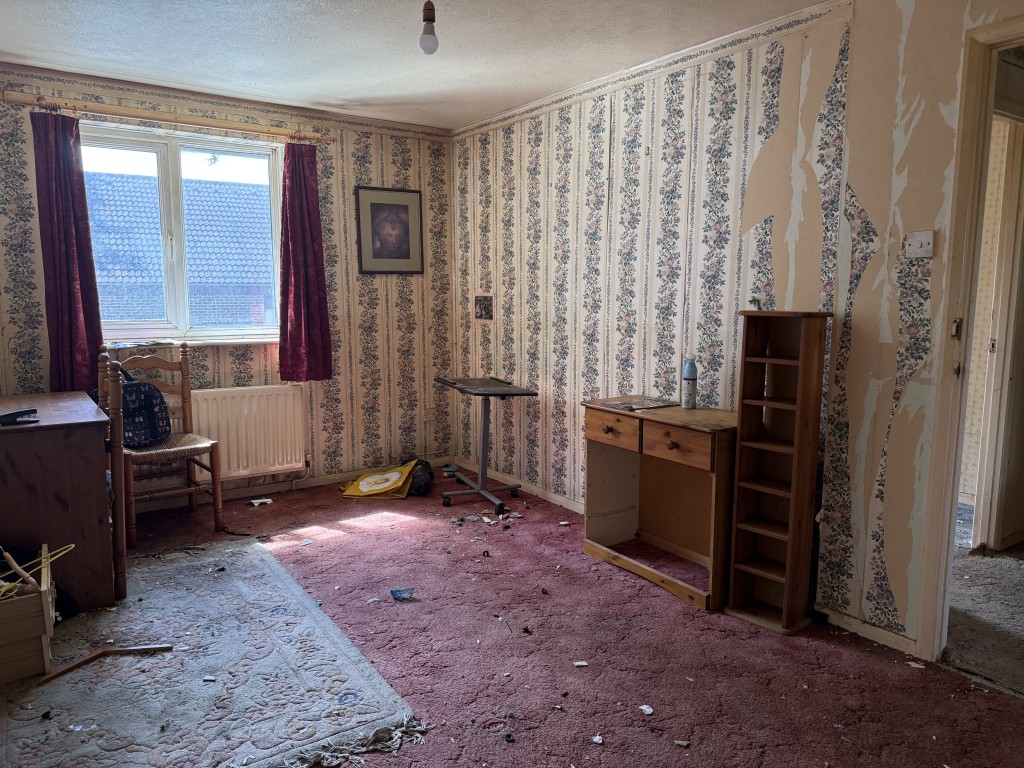 Lot: 25 - TERRACE HOUSE FOR REPAIR AND REFURBISHMENT WITH GARAGE - Main bedroom